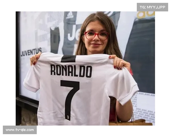 球员赛后交换球衣，尤文球迷客场获赠球衣